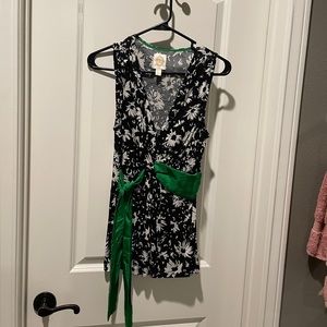 NWOT Anthropologie top with green bow-S